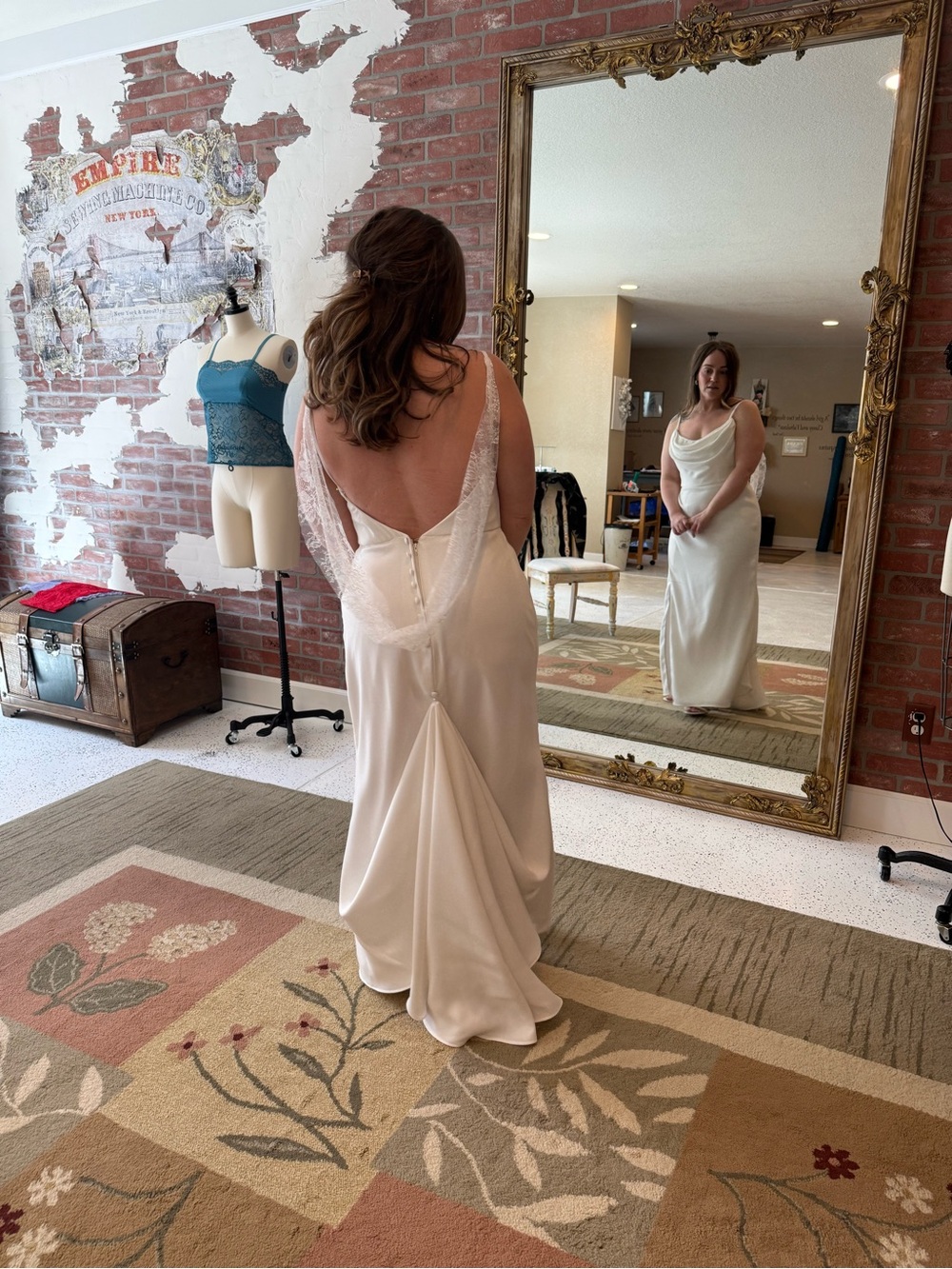 Elegant Women's Ivory Lace-Back drapery wedding Dress